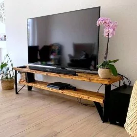 Mobile Preview: TV-Lowboard aus recycelten Massivholz Gerüstbohlen mit Kufen aus Stahl